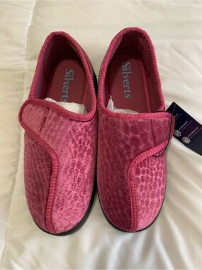 New Silverts Slippers slip/water resistant Size 8